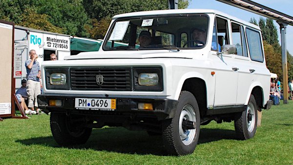 24 е произведен от компания, чието име е съкратено от &bdquo;Auto Romania&ldquo;. Тя прави кола до фалита си през през 2006 година. Предлага се в няколко форми, включително пикап и това, което сега бихме нарекли SUV. Двигателите често се доставят от чуждестранни производители.

Значително по-малкият ARO 10, пуснат на пазара през 1980, се продава в Обединеното кралство като Dacia Duster, въпреки че няма никаква връзка с настоящия хит.